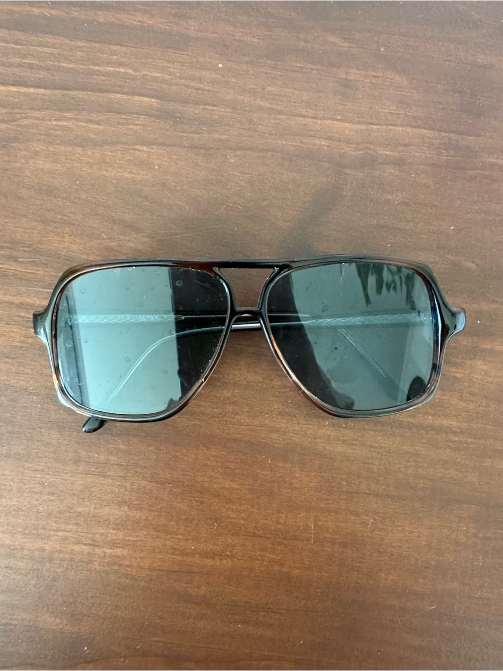 Vintage-Style Brown Tortoiseshell Sunglasses with Dark Lenses - Picture 2 of 4